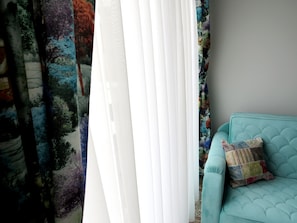 Superior appartement, terras (4th Floor) | Woonkamer | Een 32-inch flatscreentelevisie met satellietzenders en televisie