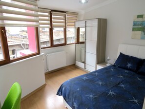 أغطية فراش متميزة وعناصر مجانية داخل الميني بار وبديكورات فريدة لكل غرفة