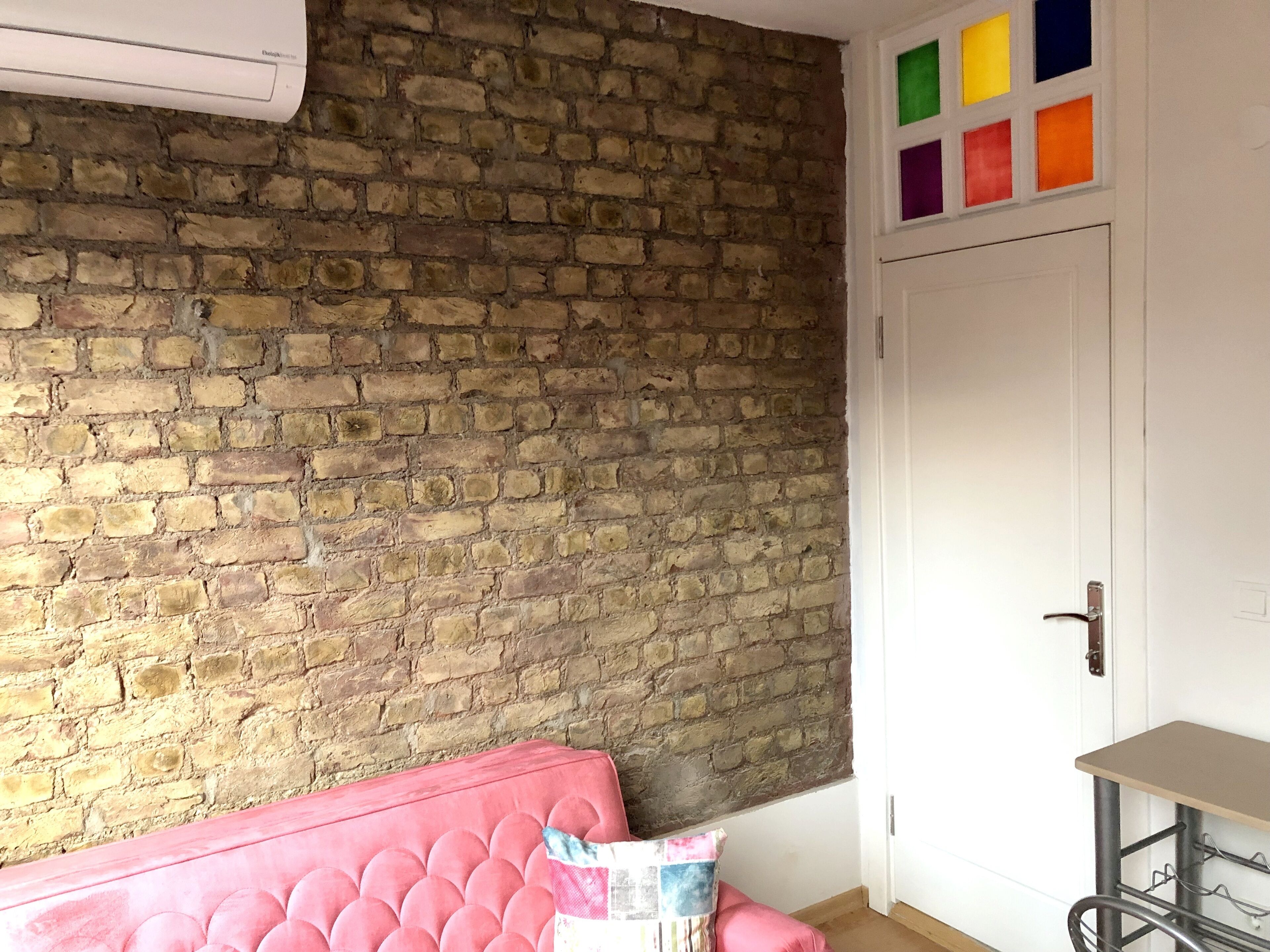 Superior-Apartment (1st Floor) | Wohnzimmer | 32-Zoll-Flachbildfernseher mit Satellitenempfang, Fernseher