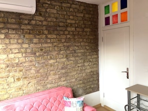 Superior appartement (1st Floor) | Woonkamer | Een 32-inch flatscreentelevisie met satellietzenders en televisie