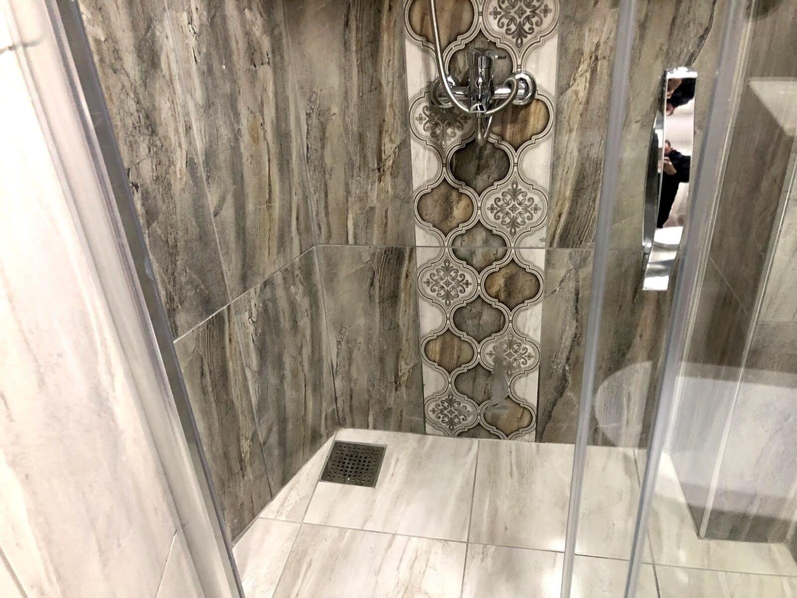 Shower, rainfall showerhead, free toiletries, hair dryer