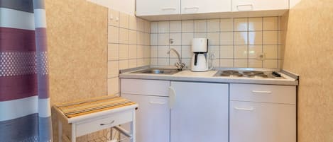 Jääkaappi, kahvin-/teenkeitin, vedenkeitin, leivänpaahdin