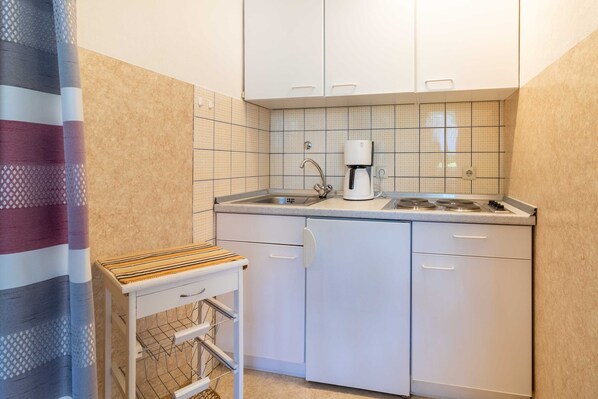 Køleskab, kaffe-/temaskine, elkedel, brødrister