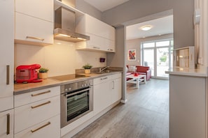 Kühlschrank, Mikrowelle, Ofen, Geschirrspüler
