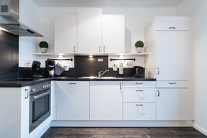 Refrigerador, horno, lavavajillas y cafetera y tetera 