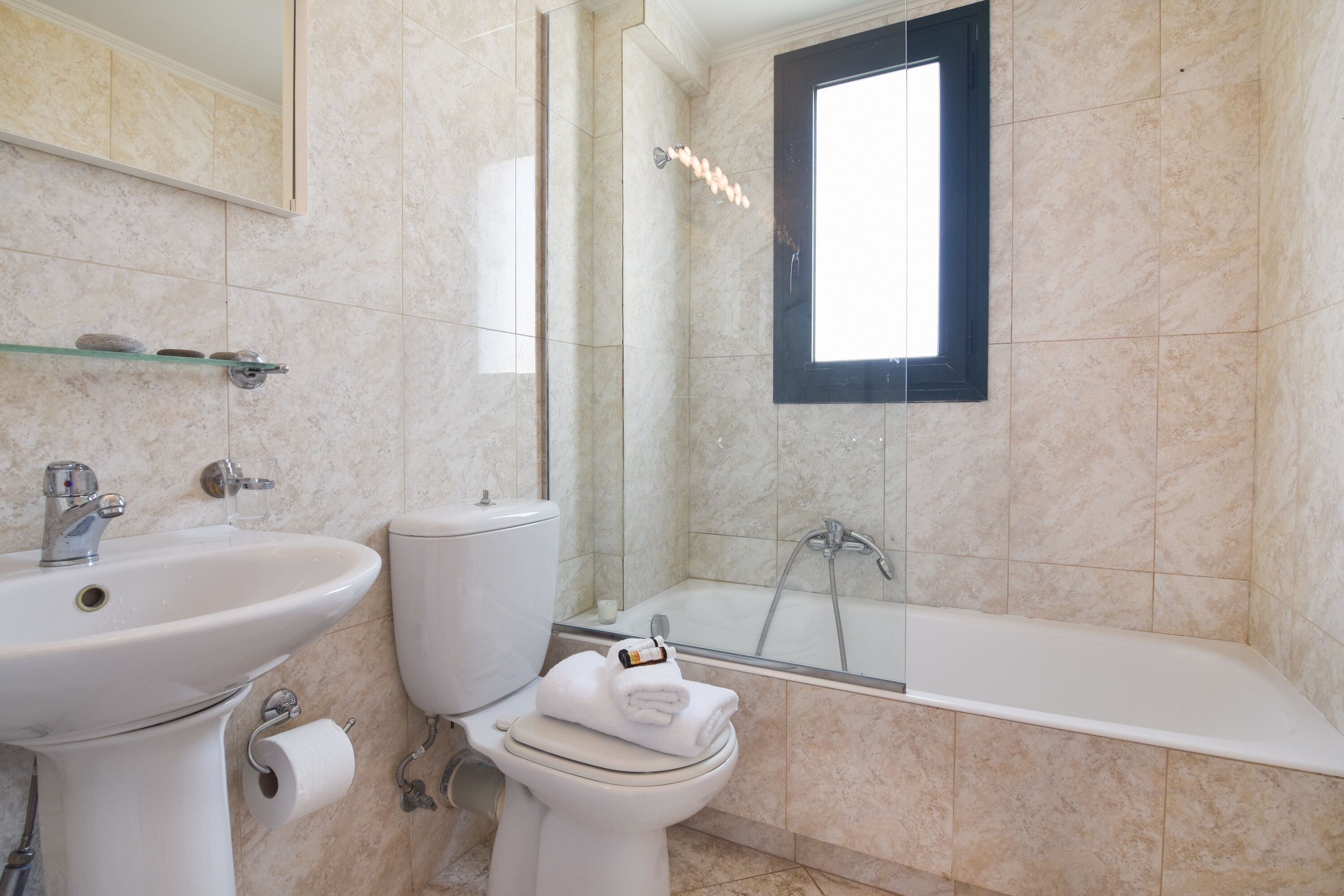 Ein Badezimmer mit Waschbecken, Toilette und Badewanne.