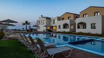 Una piscina al aire libre de temporada