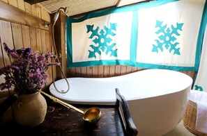 Grand Double Room | Bathroom | Free toiletries, hair dryer, slippers, towels - Sunny Valley Inn (Deqin)