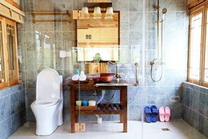 Habitación doble | Baño | Artículos de higiene personal gratuitos, secador de pelo y zapatillas