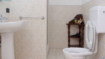 Triple Room | Bathroom
