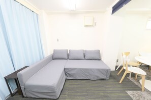 Kamer (for 6 Guests) | Woonkamer | Een flatscreentelevisie