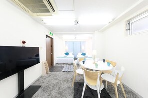 Frigorífico, microondas, placa de cocina y hervidor eléctrico