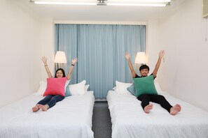 Kamar (for 6 Guests) | Busa memori, tirai kedap cahaya, setrika/meja setrika, dan Wi-Fi gratis