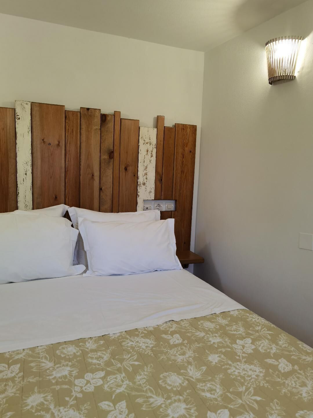 2 chambres, bureau, chambres insonorisées, fer et planche à repasser