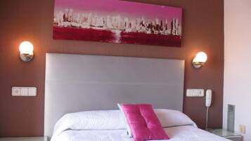 Laptop workspace, blackout drapes, soundproofing, WiFi (free)