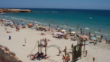 En la playa, playa de arena blanca y 3 bares en la playa