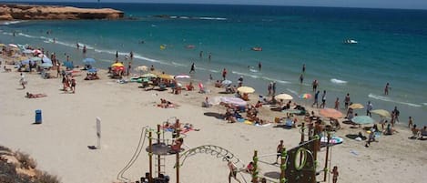 En la playa, playa de arena blanca y 3 bares en la playa 