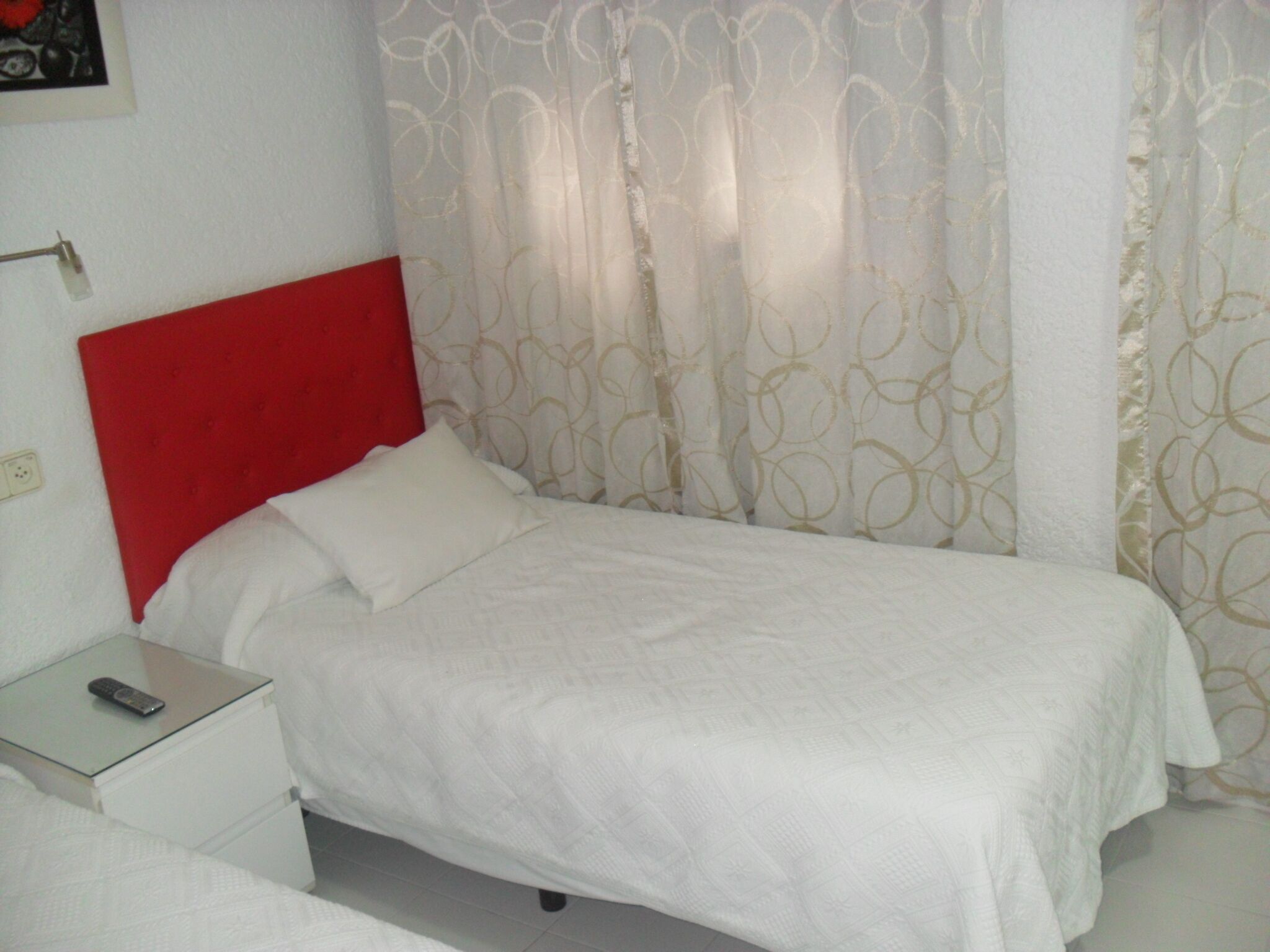 twin room | individually decorated, individually furnished, laptop workspace