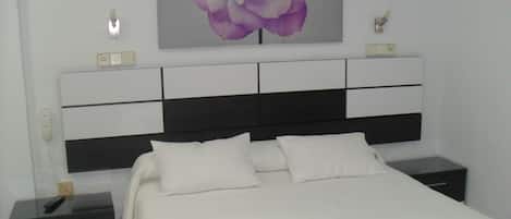 Tweepersoonskamer | Individueel gedecoreerd, individueel gemeubileerd, een laptopwerkplek