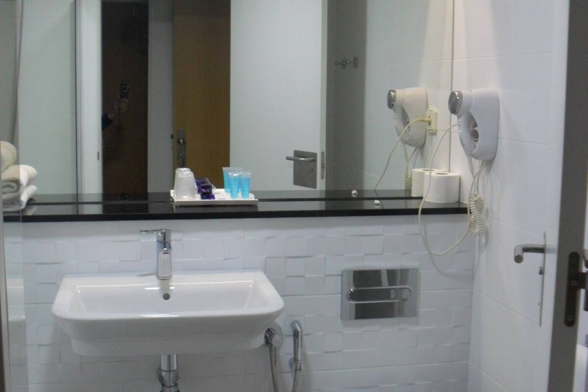 twin room | bathroom | shower, deep-soaking bathtub, rainfall showerhead, free toiletries