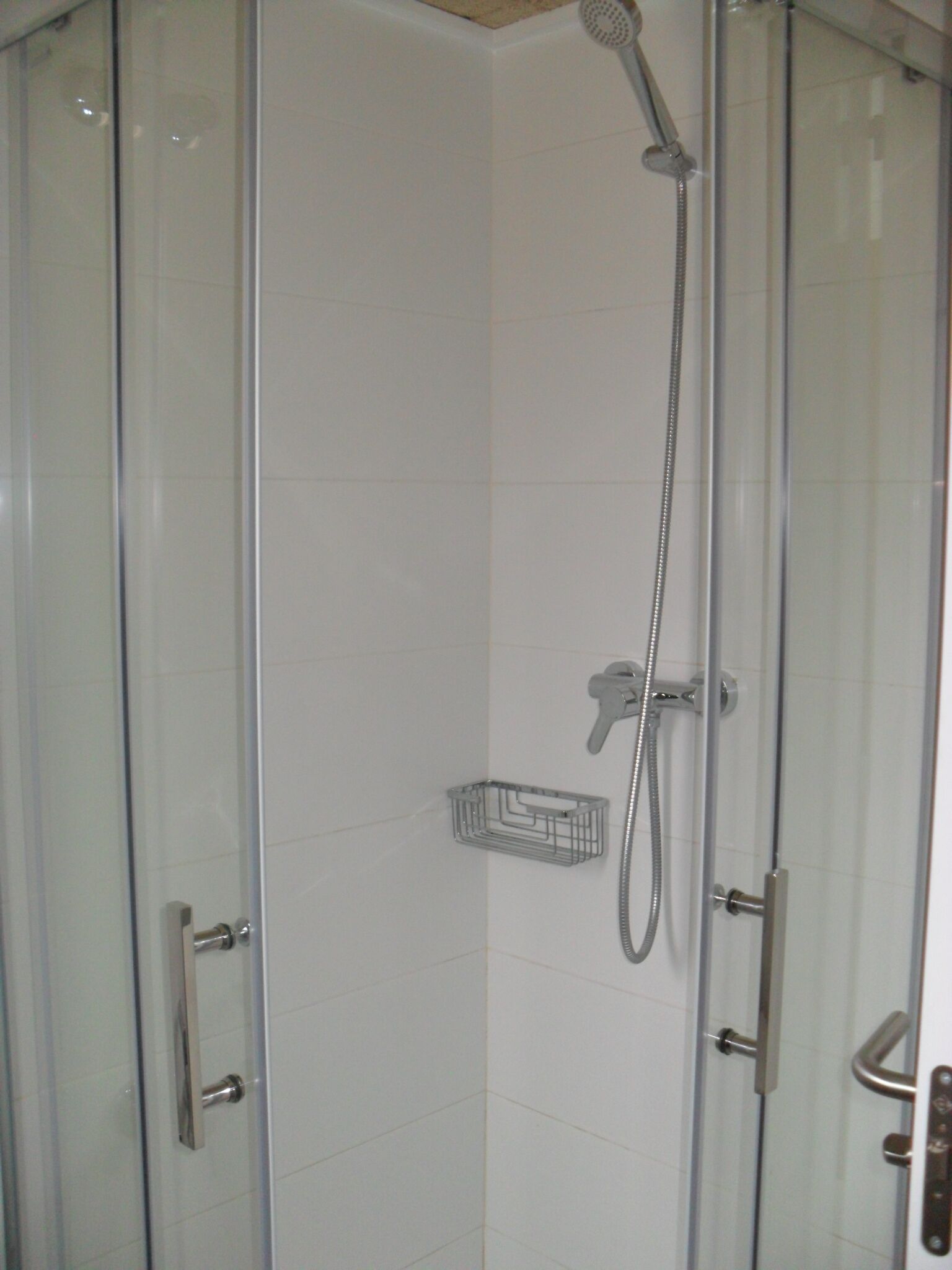 double room | bathroom shower
