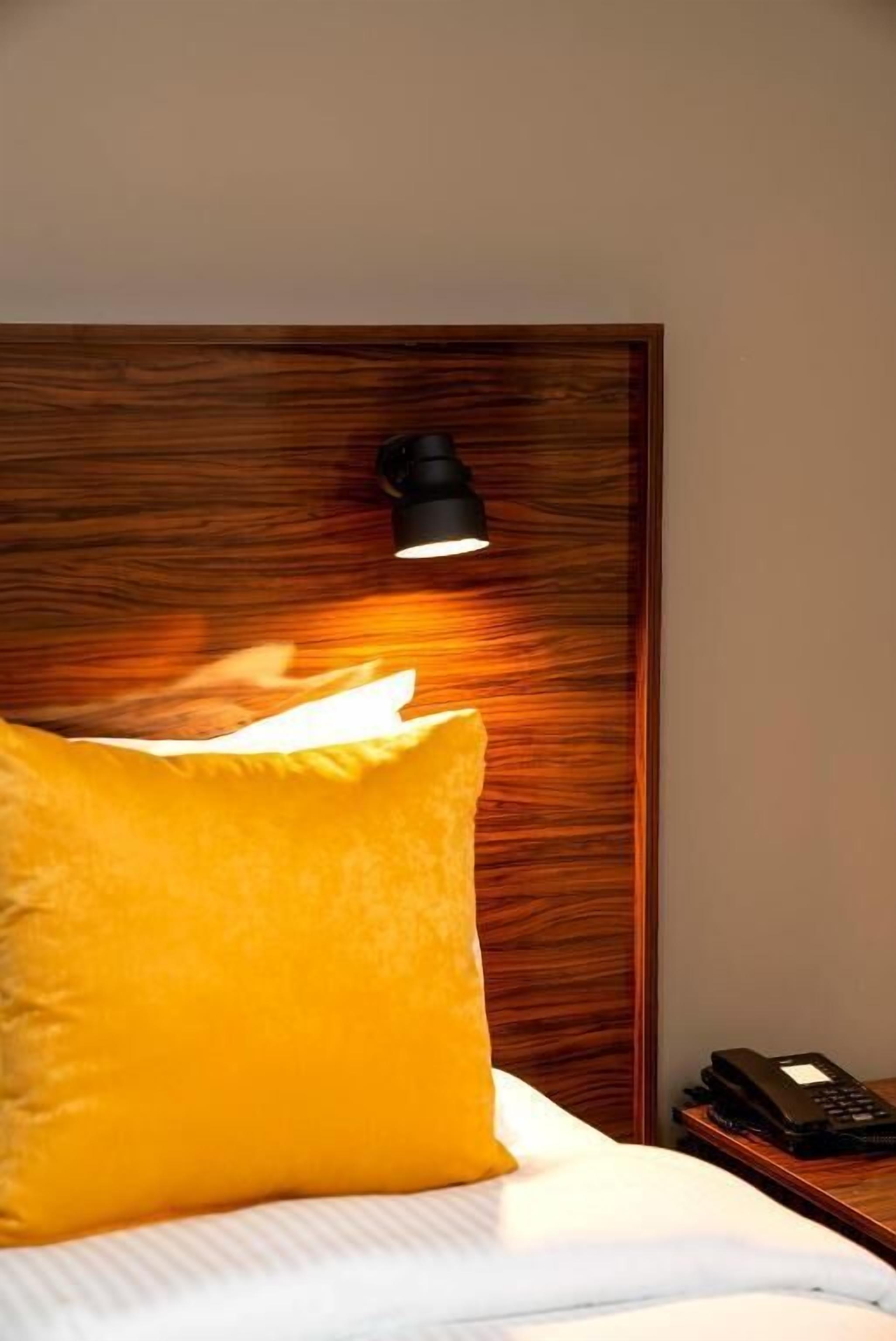 Standard Room | Minibar, in-room safe, desk, laptop workspace