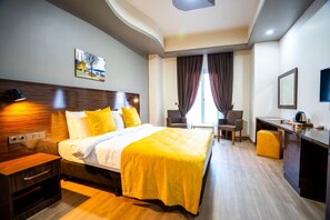 In-room safe, desk, laptop workspace, soundproofing - Mugwort Hotel&Spa (Istanbul)