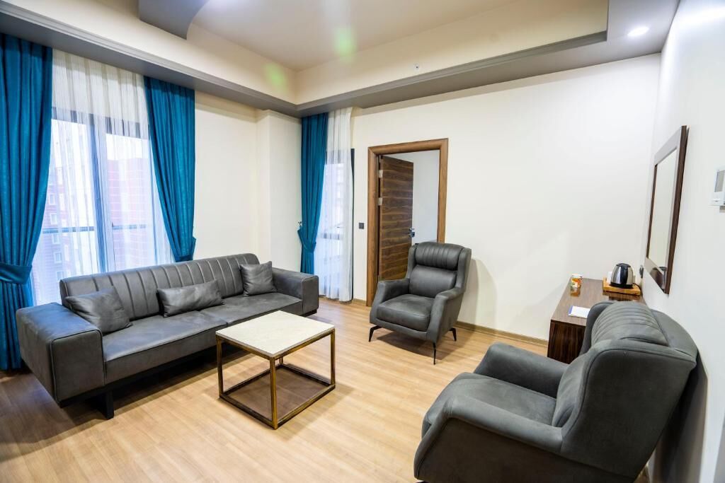 Suite | Oppholdsområde | En 50-tommers LCD-TV med kabel-kanaler