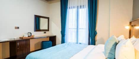 Suite | Minibar, in-room safe, desk, laptop workspace