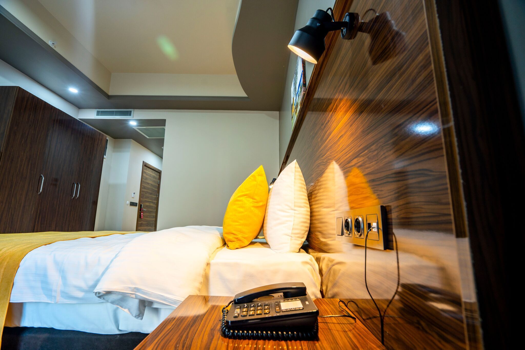 套房 | 客房内保险箱、办公桌、笔记本电脑工作区、隔音