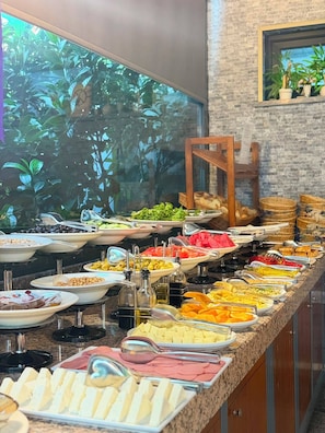 Petit déjeuner buffet servi tous les jours en supplément