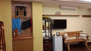 ์คํ ๋ค๋ ์ฟผ๋๋ฃธ | 1 ๊ฐ์ ์นจ์ค, ์ฑ
์, ๋ฐฉ์ ์ค๋น, ๋ฌด๋ฃ WiFi