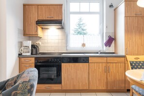 Kühlschrank, Ofen, Geschirrspüler, Wasserkocher mit Kaffee-/Teezubehör