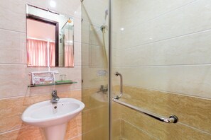 Chambre Standard double | Salle de bain | Douche, articles de toilette (gratuits), pantoufles, bidet