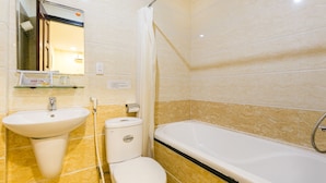 Deluxe Triple Room | Bathroom - Oyo 422 Nguyen Thanh Hotel (Ho Chi Minh City)