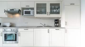 Frigorífico, microondas, horno y lavavajillas