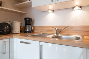 Kühlschrank, Mikrowelle, Ofen, Geschirrspüler