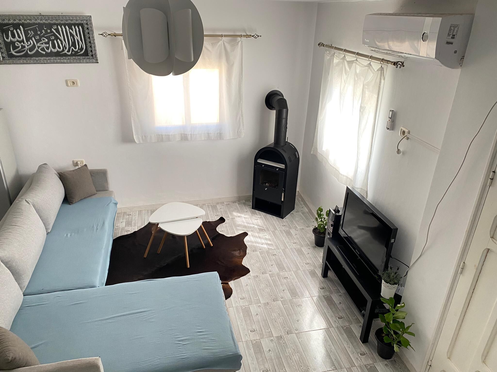 スマートテレビ、暖炉、書庫、ステレオ