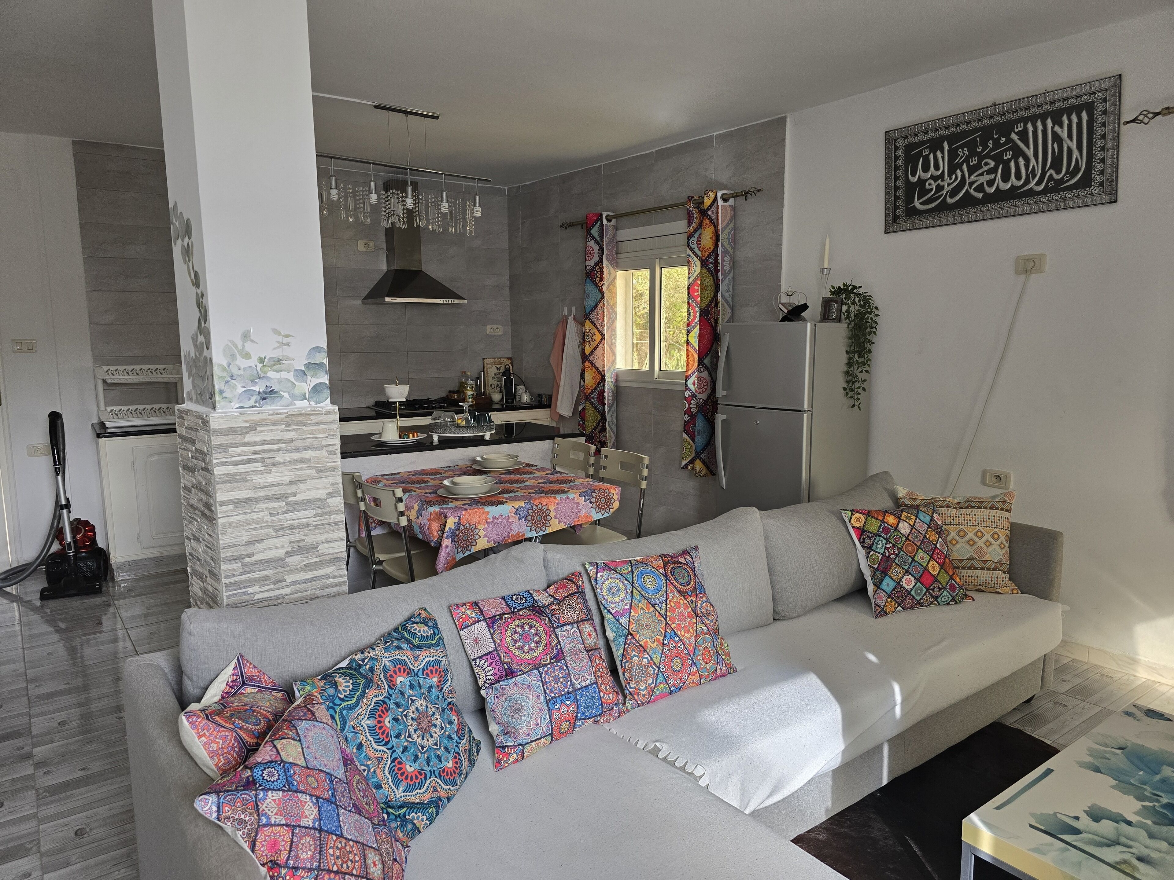 スマートテレビ、暖炉、書庫、ステレオ