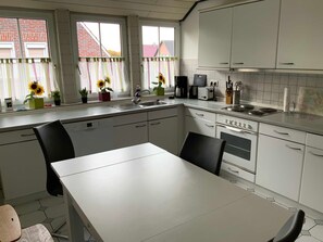 Kühlschrank, Mikrowelle, Ofen, Geschirrspüler