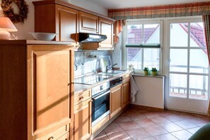 Kühlschrank, Ofen, Geschirrspüler, Wasserkocher mit Kaffee-/Teezubehör