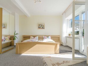 2 Schlafzimmer, Reisekinderbett, WLAN, Bettwäsche