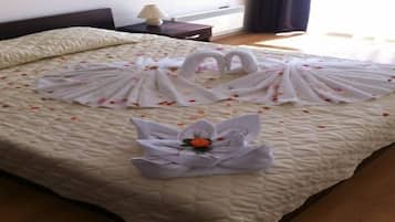 Apartemen Keluarga, 2 kamar tidur | 1 kamar tidur, tirai kedap cahaya, dan setrika/meja setrika