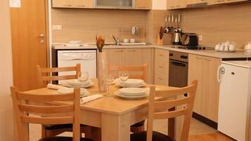 Fridge, oven, toaster, cookware/dishes/utensils