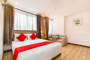 Individually decorated, desk, laptop workspace, soundproofing - Hung Phat Hotel (Ho Chi Minh City)