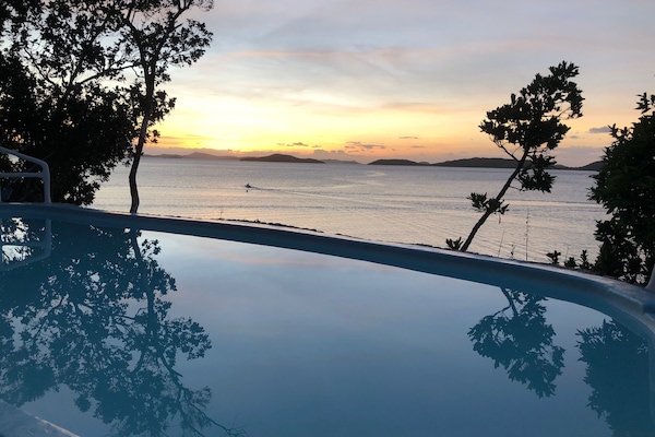 Kolam renang outdoor, dengan payung kolam renang dan kursi berjemur