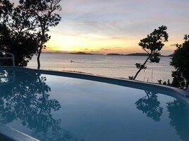 Una piscina al aire libre (de 06:30 a 21:30), sombrillas, tumbonas