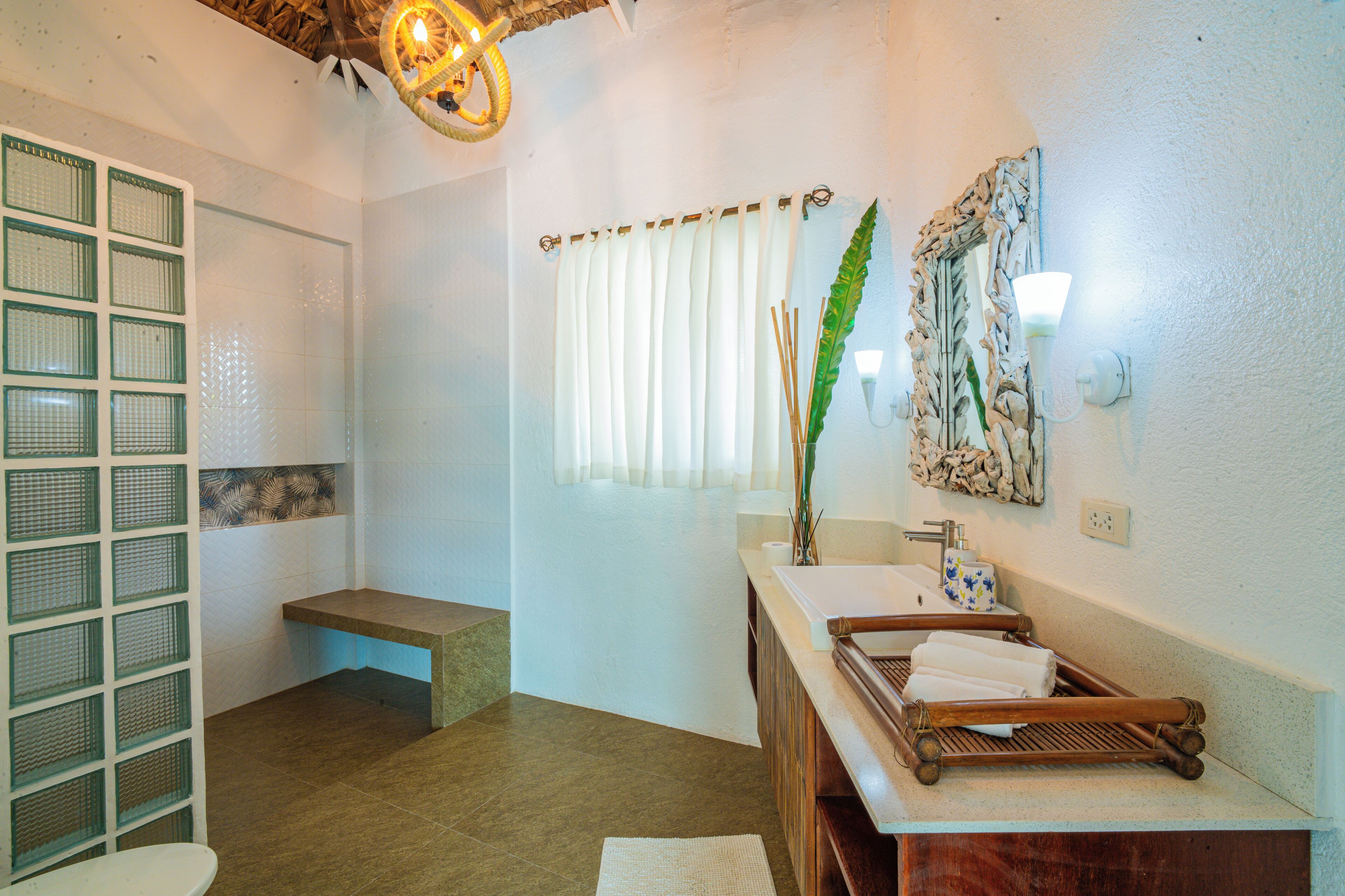 Deluxe-Villa (Aloha) | Badezimmer | Kostenlose Toilettenartikel, Haartrockner, Handtücher, Seife
