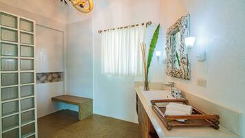 Deluxe-Villa (Aloha) | Badezimmer | Kostenlose Toilettenartikel, Haartrockner, Handtücher, Seife