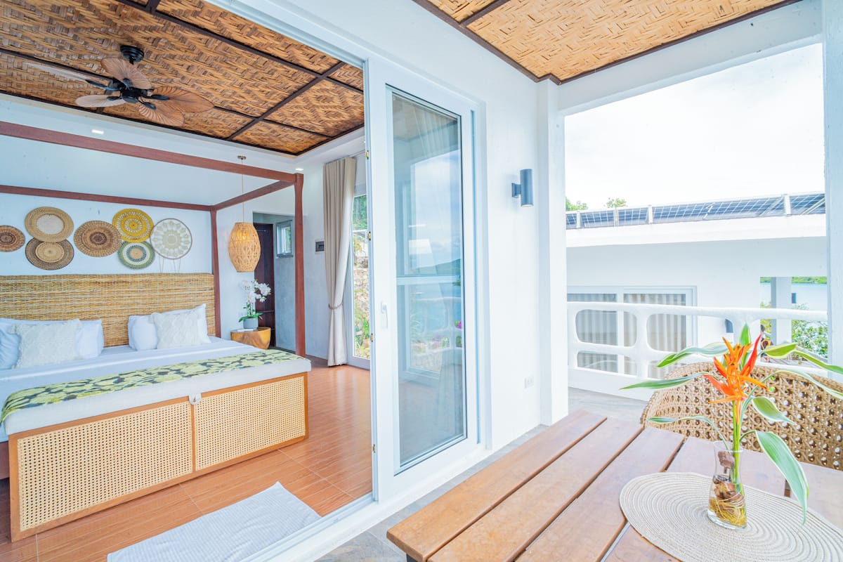 Luxe studio suite, 1 kingsize bed, uitzicht op zee, aan zee | 1 slaapkamer, hypoallergeen beddengoed, een minibar